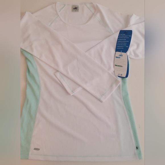 ALO Yoga Tops - ALO Yoga Women's White and Mint Long Sleeve Top. Alo CoolFit.